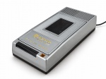 SOM, um (1) rebobinador de fitas VHS KINYO Super Slim, modelo UV-413, aparelho destinado ao rebobinamento de videocassetes VHS. Acompanha caixa original ilustrada, com sinais de armazenamento e desgaste. Não testado e sem garantia de funcionamento, medindo 8x30x14cm.
