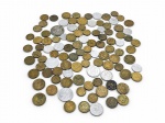 NUMISMÁTICA, cem (100) moedas diversas, de diferentes países, períodos, valores e metais, apresentando variações de conservação, oxidação e desgaste. Peças no estado.