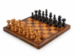 DIVERSOS, um (1) jogo de xadrez em madeira, composto por tabuleiro dobrável e 32 peças torneadas em madeira clara e preta, incluindo reis, rainhas, torres, bispos, cavalos e peões. Tabuleiro e peças com sinais de uso, medindo 27,5x27,5cm, maior peça medindo 6cm e menor 4cm.