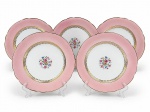 PORCELANA REAL, cinco (5) pratos rasos confeccionados em porcelana na tonalidade branca com espessa faixa na tonalidade rosa, decorada por elementos florais em policromia e vegetalistas e filetes em ouro, medindo 24cm.