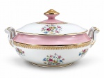 PORCELANA REAL, uma (1) sopeira confeccionada em porcelana na tonalidade branca com espessa faixa na tonalidade rosa, decorada por elementos florais em policromia e vegetalistas e filetes em ouro, medindo 15x27x23cm.