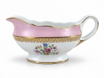 PORCELANA REAL, uma (1) molheira confeccionada em porcelana na tonalidade branca com espessa faixa na tonalidade rosa, decorada por elementos florais em policromia e vegetalistas e filetes em ouro, medindo 10x20x10,5cm. Leves falhas na douração;