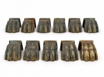 BRONZE, onze (11) acabamentos para móveis representando garras de leão confeccionados em bronze, medindo 2,5x3,5x4cm.