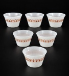 TERMO-REY, seis (6) recipientes para sobremesa confeccionadas em vidro na tonalidade branca, decoração GRAVATINHA na tonalidade laranja, medindo 6x9cm.