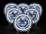 PORCELANA CHINESA, seis (6) pratos rasos confeccionados em porcelana oriental na tonalidade branca, decorada por cena com pagodes, elementos florais e vegetaistas, espessas faixas geométricas na técnica BLUE and WHITE, medindo 25,5cm.