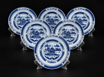 PORCELANA CHINESA, seis (6) pratos rasos confeccionados em porcelana oriental na tonalidade branca, decorada por cena com pagodes, elementos florais e vegetaistas, espessas faixas geométricas na técnica BLUE and WHITE, medindo 23cm.