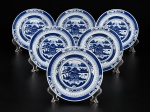 PORCELANA CHINESA, seis (6) pratos rasos confeccionados em porcelana oriental na tonalidade branca, decorada por cena com pagodes, elementos florais e vegetaistas, espessas faixas geométricas na técnica BLUE and WHITE, medindo 23cm.