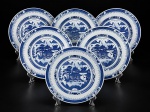 PORCELANA CHINESA, seis (6) pratos fundos confeccionados em porcelana oriental na tonalidade branca, decorada por cena com pagodes, elementos florais e vegetaistas, espessas faixas geométricas na técnica BLUE and WHITE, medindo 20cm.