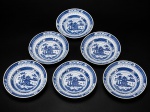 PORCELANA CHINESA, seis (6) tigelas confeccionados em porcelana oriental na tonalidade branca, decorada por cena com pagodes, elementos florais e vegetaistas, espessas faixas geométricas na técnica BLUE and WHITE, medindo 3,5x15cm.