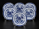 PORCELANA CHINESA, seis (6) pratos para sobremesa confeccionados em porcelana oriental na tonalidade branca, decorada por cena com pagodes, elementos florais e vegetaistas, espessas faixas geométricas na técnica BLUE and WHITE, medindo 17,5cm. 2 bicados.