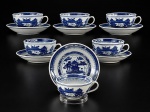 PORCELANA CHINESA, seis (6) xícaras para chá com seus respectivos pires confeccionadas em porcelana oriental na tonalidade branca, decorada por cena com pagodes, elementos florais e vegetaistas, espessas faixas geométricas na técnica BLUE and WHITE, medindo 5x11x9,5cm.