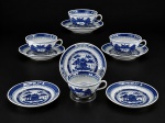 PORCELANA CHINESA, quatro (4) xícaras para chá com seus respectivos pires confeccionadas em porcelana oriental na tonalidade branca, decorada por cena com pagodes, elementos florais e vegetaistas, espessas faixas geométricas na técnica BLUE and WHITE, medindo 5x11x9,5cm.