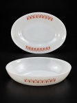 TERMO-REY, duas (2) travessas, sendo 1 funda e 1 rasa, confeccionadas em vidro na tonalidade branca, decoração GRAVATINHA na tonalidade laranja, medindo 5,5x27x21cm e 27x20cm.