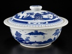 PORCELANA CHINESA, uma (1) legumeira confeccionada em porcelana oriental na tonalidade branca, decorada por cena com pagodes, elementos florais e vegetaistas, espessas faixas geométricas na técnica BLUE and WHITE, medindo 14x25cm.