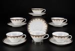 PORCELANA REAL, seis (6) xícaras para chá com seus respectivos pires confeccionados em porcelana na tonalidade branca, decorada por guirlanda floral em ouro e faixa na tonalidade azul, medindo 5x12x10cm.