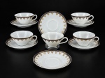 PORCELANA REAL, cinco (5) xícaras para chá com seus respectivos pires confeccionados em porcelana na tonalidade branca, decorada por guirlanda floral em ouro e faixa na tonalidade azul, medindo 5x12x10cm.