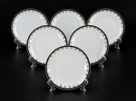 PORCELANA REAL, seis (6) pratos para sobremesa confeccionados em porcelana na tonalidade branca, decorada por guirlanda floral em ouro e faixa na tonalidade azul, medindo 19cm de diâmetro.