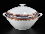 PORCELANA REAL, uma (1) sopeira confeccionada em porcelana na tonalidade branca, decorada por faixas na tonalidade azul e vinho, guirlanda floral e filetes em ouro, medindo 16x28x22cm.