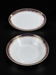 PORCELANA REAL, duas (2) peças, sendo: A) 1 saladeira, medindo 6,5x24,5cm e B) 1 travessa oval, medindo 28,5x18cm, confeccionadas em porcelana na tonalidade branca, decorada por faixas na tonalidade azul e vinho, guirlanda floral e filetes em ouro, levíssimas falhas na douração.