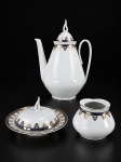 PORCELANA REAL, três (3) peças para café confeccionados em porcelana na tonalidade branca, decorada por guirlanda floral em ouro e faixa na tonalidade azul, sendo: A) 1 bule para café, medindo 24x17cm. B) 1 açucareiro sem tampa, medindo 8x7x7cm e C) 1 manteigueira, medindo 9x15,5cm.