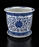 PORCELANA ORIENTAL, um (1) cachepot com presentoir confeccionado em porcelana na tonalidade branca, decorado por elementos florais e vegetalistas na técnica BLUE AND WHITE, apresenta restauro na borda, vide foto, medindo 24x27cm.