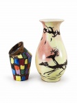 PORCELANAS, dois (2) vasos confeccionados em porcelana na tonalidade branca, sendo: A) 1 em vasta douração, moldagem abstrata com decoração quadriculada em policromia, medindo 13x8cm e B) 1 balauste decorado em policromia, animais, galhos e folhagens em ouro, medindo 19x7,5cm;