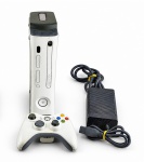 VIDEO-GAME, um (1) console Microsoft Xbox 360, modelo branco, acompanhado de controle original com fio e fonte de alimentação. Aparelho com conexões traseiras HDMI, AV e rede. Controle apresenta sinais acentuados de uso e desgaste, inclusive no compartimento traseiro. Console e acessórios com marcas, sujeira e desgastes compatíveis com o uso, funcionando, porém, sem garantias futuras.