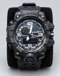 RELÓGIO, um (1) relógio da marca CASIO, linha G-SHOCK, modelo analógico-digital, caixa robusta e pulseira em resina preta, mostrador preto com marcadores contrastantes e displays digitais. Possui indicações de Triple Sensor, bússola (COMP), altímetro (ALTI), resistência magnética, estrutura resistente a impactos e resistência à água de 20 BAR. Fundo em aço com gravações da marca. Peça com sinais de uso, perda na lateral, funcionando, sem garantias futuras, caixa medindo 5,5cm de diâmetro.