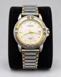 RELÓGIO, um (1) relógio da marca AUREOLE, modelo SW-E257, mecanismo quartz, caixa bicolor em aço prateado e dourado, mostrador claro com marcadores aplicados, ponteiros dourados e calendário às 3 horas. Pulseira metálica bicolor. Fundo marcado, sinais de uso, vide foto, funcionando e sem garantias futuras, caixa medindo 3,5cm de diâmetro.