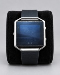RELÓGIO, um (1) smartwatch da marca FITBIT, modelo BLAZE, com caixa retangular em moldura metálica prateada, visor digital touchscreen e pulseira em material emborrachado preto. Possui sensor óptico traseiro para monitoramento de frequência cardíaca e contatos para carregamento. Peça com sinais de uso. No estado. Funcionando, porém, sem garantias futuras, caixa medindo 4x4,5cm.