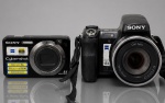 FOTOGRAFIAS, duas (2) câmeras digitais SONY Cyber-shot, sendo: A) câmera compacta, 8.1 megapixels, lente Carl Zeiss, zoom óptico 5x, recursos Full HD 1080, Smile Shutter e ISO 3200; B) câmera digital tipo bridge, 8.1 megapixels, lente Carl Zeiss Vario-Tessar 2.7-4.5/5.2-78, zoom óptico 15x, corpo preto e alça. Peças no estado, não testadas e sem garantia de funcionamento.