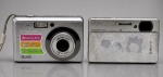 FOTOGRAFIAS, duas (2) câmeras digitais compactas, sendo: A) SAMSUNG, 10.2 megapixels, lente Samsung Zoom 6.318.9 mm, visor LCD de 2,5", função Beauty Shot e gravação de vídeo VGA; B) SONY Cyber-shot, acabamento prateado, lente Carl Zeiss Vario-Tessar, zoom óptico 4x e sistema Optical SteadyShot. Peças com sinais de uso. No estado, não testadas e sem garantia de funcionamento.