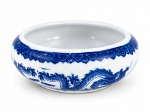 PORCELANA ORIENTAL, um (1) lavador de pincel confeccionada em porcelana oriental na tonalidade branca, decorado por dragões chineses e nuvens na técnica BLUE and WHITE, medindo 6x17cm.