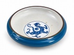 PORCELANA ORIENTAL, um (1) centro de mesa confeccionada em cerâmica oriental na tonalidade creme, parte externa esmaltada em tonalidade azul e leão heráldico ao centro, medindo 7x24cm. Sinais de craquele.