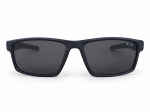 DIVERSOS, um (1) óculos de sol OAKLEY, modelo OO9231-08 / 45, fabricado nos Estados Unidos, com armação em material plástico preto e lentes escuras retangulares. Hastes com marca OAKLEY e inscrição Made in U.S.A.. Peça com sinais de uso e pequenos riscos, medindo 4x15x16cm.