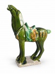 ESCULTURA ORIENTAL, uma (1) escultura representando cavalo de guerra no estilo Tang Sancai, confeccionada em cerâmica vitrificada na tonalidade verde e realces policromados, apresenta falhas na vitrificação e colado, medindo 18x16cm.