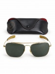 DIVERSOS, um (1) óculos de sol RAY-BAN B&L, fabricação U.S.A., com armação metálica dourada em estilo aviador e lentes escuras, acompanhado de estojo original Ray-Ban. Apresenta inscrição B&L RAY-BAN U.S.A. na armação. Peça com acentuados sinais de uso, oxidação, desgaste do dourado e deterioração das ponteiras das hastes, no estado, medindo 5x15x14cm.