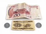 NUMISMÁTICA, conjunto de cédulas e moedas chinesas, composto por uma cédula de 100 Yuan, China, 1999, com efígie de Mao Tsé-Tung no anverso; uma cédula antiga de 1 Fen, com ilustração de caminhão; e duas (2) moedas de 1 Yuan, 2013, com motivo floral no reverso. Peças com acentuados sinais de circulação, dobras, manchas, colados e desgaste. No estado.