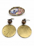 BIJUTERIAS, três (3) peças, sendo: A) 1 porta batom em metal dourado, com placa central decorada com cena galante policromada em estilo romântico e interior espelhado, aro ajustável e B) par de brincos pendentes, com contas esféricas em agata e grandes discos circulares em metal dourado, medindo 7,5cm.
