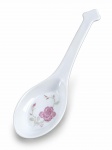 PORCELANA ORIENTAL, uma (1) concha confeccionada em porcelana na tonalidade branca, decoração floral em policromia e recorte na pega, medindo 23cm de comprimento.