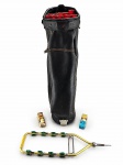 ESPORTE, GOLFE, conjunto de acessórios para golfe, composto por uma (1) bolsa porta-tacos em material sintético preto, com detalhes amarelos, alça de transporte, bolsos laterais e divisórias internas vermelhas, rasgo, sinais de uso, desgastes, no estado, vide  foto; duas (2) embalagens de bolas de golfe, sendo uma da marca DUNLOP GOLD CUP e outra com sinais de desgaste; e um (1) acessório metálico para recolhimento de bolas, com estrutura dourada e suportes emborrachados verdes. Peças com sinais de uso, desgastes e marcas do tempo. No estado.