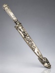 CORNETA (Abramo Eberle, 1896), uma (1) faca dita de GAÚCHA, lâmina em aço inox, possui marca da manufatura CORNETA (uma das pioneiras em cutelaria no Brasil, fundada pelos irmãos Berg, com tradição no ramo desde 1787 na Alemanha, começou as atividades comerciais no Brasil em 1902 e passou a fabricar aqui a partir de 1932, sofreu intervenção em 1943 devido a Segunda Guerra e a partir de 1948 tornou-se 100% nacional), cabo e bainha, confeccionados em metal espessurado a prata com rico cinzelado do cotidiano gaúcho, apresenta mossas e sinais de oxidação, medindo 26,5cm de comprimento.
