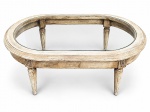 MOBILIÁRIO, uma (1) mesa de centro oval com tampo em vidro, confeccionada em madeira com patina branca,, entalhe floral, pés com entalhes de caneluras, apresenta falhas na patina, medindo 40x116x75cm.