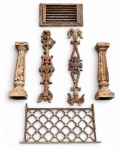 DIVERSOS, seis (6) peças antigas em ferro fundido, sendo: A) uma (1) tampa retangular com aberturas horizontais; B) duas (2) colunas torneadas com bases e capitéis; C) dois (2) elementos ornamentais trabalhados em relevo, com arabescos e motivos florais; D) uma (1) grade ornamental vazada, com desenho geométrico em treliça. Peças apresentando oxidação, desgastes, vestígios de pintura e marcas da ação do tempo. No estado, maior medindo 76cm, menor 45,5x28cm.
