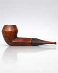 DIVERSOS, um (1) cachimbo irlandês em madeira de briar, de tonalidade castanho-avermelhada, fornilho de formato anguloso e piteira escura. Corpo marcado MADE IN THE REPUBLIC OF IRELAND e piteira com pequeno desgaste, vide foto. Peça apresentando sinais de uso, medindo 15cm de comprimento.