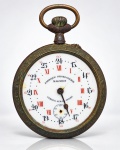 RELÓGIO, um (1) relógio de bolso antigo francês, FABRIQUE DHORLOGERIE MAGNIEN  VERDUN-SUR-LE-DOUBS, de corda manual, com caixa em metal e aro frontal ornamentado com motivos florais. Mostrador em esmalte branco, com dupla marcação de horas, apresentando algarismos romanos em vermelho e escala de 13 a 24 horas em preto, além de pequeno segundos às 6 horas. Movimento mecânico aparente sob tampa traseira. Peça antiga, com acentuados sinais do tempo, oxidação, desgastes e trincas no mostrador, apresentando ausência de ponteiros. Peça no estado. Não testada e sem garantia de funcionamento, medindo 8,5x6,5cm.