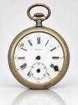 RELÓGIO, um (1) relógio de bolso da manufatura BRAZIL, de corda manual, com caixa em metal prateado, mostrador em esmalte branco com algarismos romanos e pequeno segundos às 6 horas. Movimento mecânico marcado BRAZIL  ANCRE  PRECISION  10 RUBIS  NON MAGNETIQUE, com escapamento de âncora e 10 rubis. Mostrador apresentando trincas, perdas e sinais acentuados do tempo, estando sem os ponteiros principais. Caixa com oxidação, riscos e desgastes. Peça no estado, não testada e sem garantia de funcionamento, medindo 6x5cm sem o aro superior.