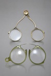 COLECIONISMO, dois (2) pince-nez/lorgnon, sendo: A) 1 em PRATA DE LEI com duas lentes circulares articuladas e mecanismo dobrável, apresentando contrastes de indicativa de prata; lentes com ranhuras, medindo 10cm de comprimento fechado e B) 1 com armação em material translúcido verde, duas lentes circulares e parte em metal prateado, medindo 10,5x5cm. Ambos com sinais de uso.