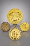 MEDALHAS, quatro (4) medalhas comemorativos em bronze, sendo: A) 1 medalha YFU  Youth For Understanding, Ann Arbor, Michigan, com globo terrestre em relevo, B) 1 medalha do Museu Nacional de Belas Artes  Rio de Janeiro, com figuras alegóricas em relevo, C) medalha Ciências e Artes  Academia Valenciana de Letras, com efígie feminina, D) 1 medalha com argola para suspensão, envolto por coroa de louros, com retrato masculino e inscrição referente à Sociedade Baptista. Peças com sinais do tempo e uso. Maior medindo 7cm e menor 4cm.