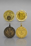 MEDALHAS, quatro (4) medalhas comemorativas em bronze, sendo: A) duas medalhas douradas de Honra ao Mérito, com figuras alegóricas, ramos de louros e inscrições em relevo, medindo 4cm e B) duas medalhas com argola para suspensão, uma em acabamento bronzeado e outra dourada, ambas com inscrição S.B.B.A., tocha central, elementos simbólicos e coroa de louros, medindo 4cm. Peças vendidas no estado da foto.